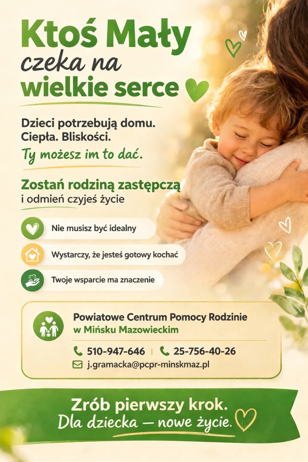 Plakat informujący o potrzebie zostania rodziną zastępczą. Na pierwszym planie przytulające się dziecko i dorosły. Tekst: 